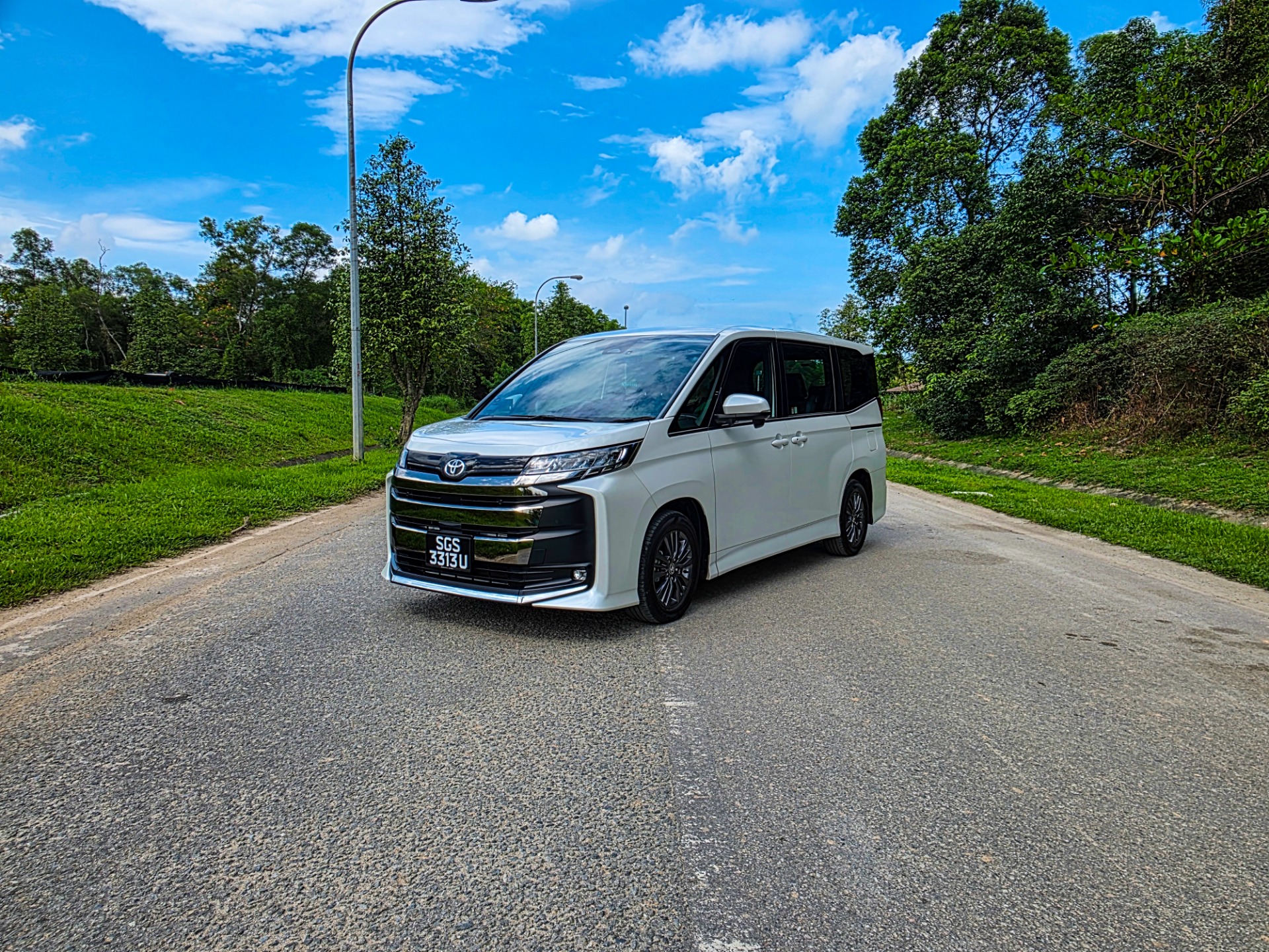 Toyota Noah Review Singapore 2025: Hybrid MPV, Specs | Cars&TechSG